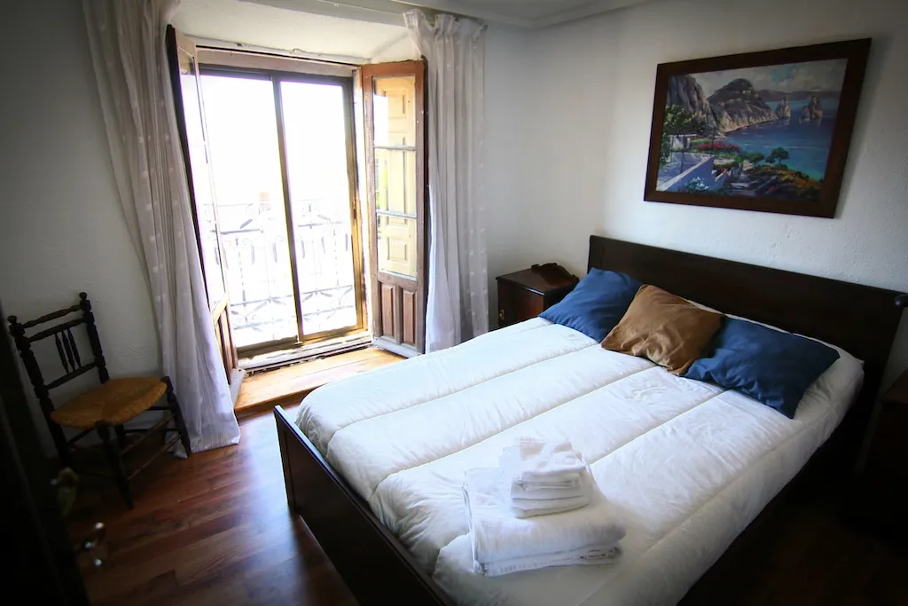 Habitación de matrimonio con ventana exterior