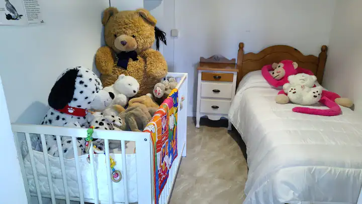 Habitación con cama individual y cuna