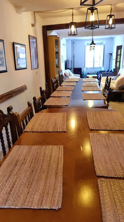 Comedor principal con una mesa grande 
